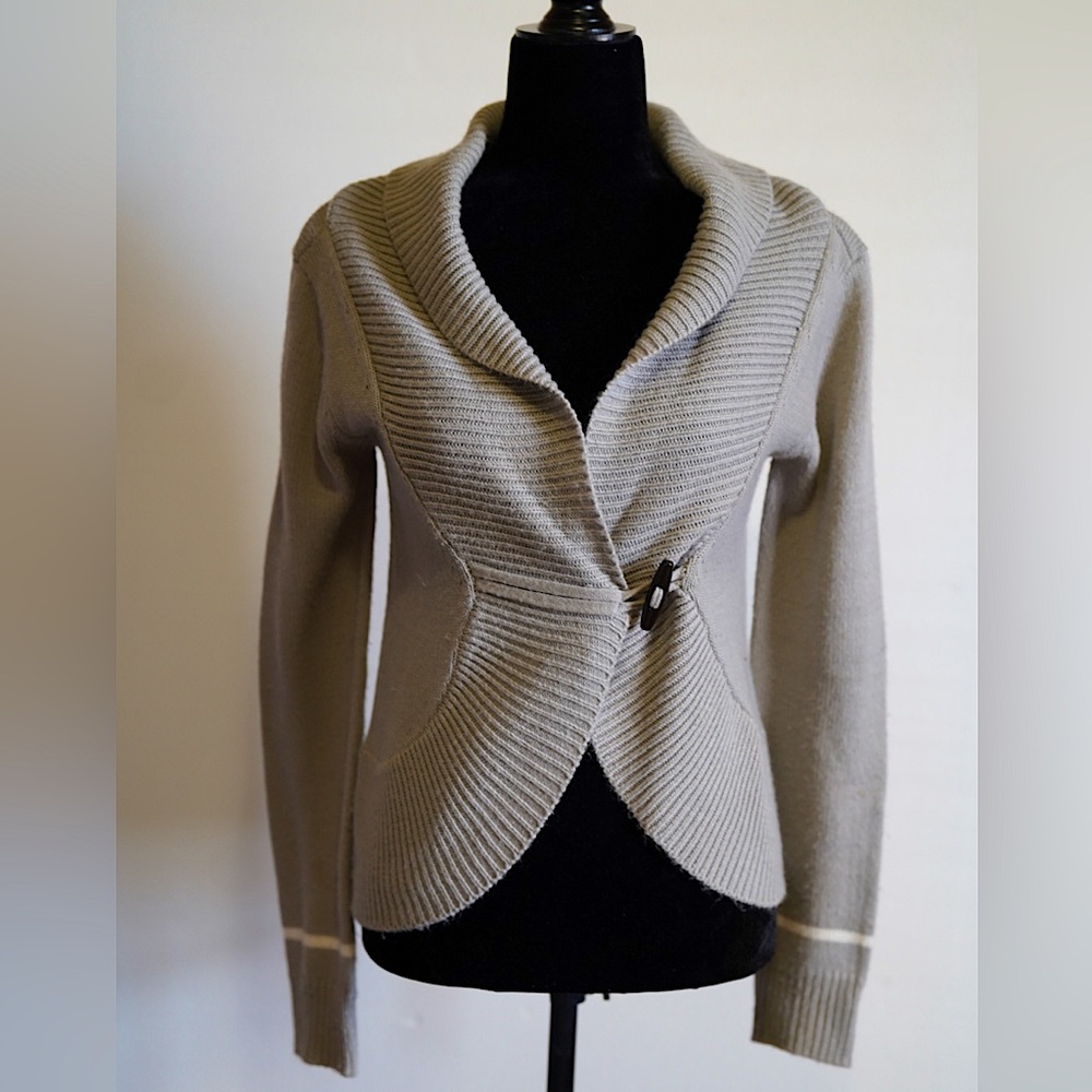 Belle de Jour cardigan. size small a little snag but not bad. Used gently.